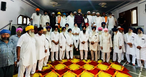 ਟਕਸਾਲੀ ਵਰਕਰਾਂ ਨਾਲ ਵਿਚਾਰਾਂ ਕਰਦੇ ਹੋਏ ਸੀਨੀਅਰ ਆਗੂ ਰਵਿੰਦਰ ਸਿੰਘ ਬ੍ਰਹਮਪੁਰਾ।