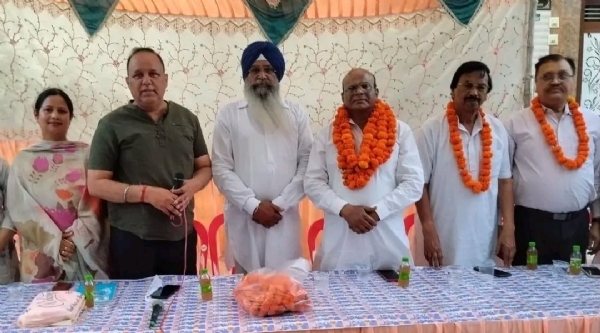 ਸੇਵਾਮੁਕਤ ਸੀਨੀਅਰ ਮੈਨੇਜਰ ਵੇਦ ਰਾਜ ਆਦੀਆ ਨੂੰ ਪਾਰਟੀ ’ਚ ਸ਼ਾਮਲ ਕਰਨ ਸਮੇਂ ਸ਼੍ਰੋਮਣੀ ਅਕਾਲੀ ਦਲ ਦੇ ਆਗੂ