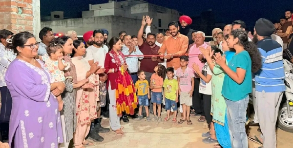 ਗਲੀਆਂ ਬਣਾਉਣ ਦੀ ਸ਼ੁਰੂਆਤ ਕਰਵਾਉਂਦੇ ਵਿਧਾਇਕ ਸ਼ੈਰੀ ਕਲਸੀ।