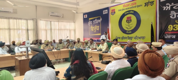 ਮੀਟਿੰਗ ਦੌਰਾਨ ਐੱਸ. ਐੱਸ. ਪੀ ਵਰੁਣ ਸ਼ਰਮਾ, ਅਧਿਕਾਰੀ ਅਤੇ ਪਤਵੰਤੇ।