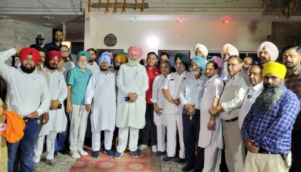 ਗੱਲਬਾਤ ਕਰਦੇ ਸੀਨੀਅਰ ਕਾਂਗਰਸੀ ਆਗੂ ਬਲਬੀਰ ਸਿੰਘ ਸਿੱਧੂ ਅਤੇ ਹੋਰ।