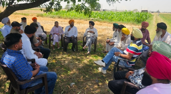 ਕਿਸਾਨਾਂ ਨਾਲ ਗੱਲਬਾਤ ਕਰਦੇ ਕੇਨ ਕਮਿਸ਼ਨਰ ਅਤੇ ਵਿਭਾਗ ਦੇ ਅਧਿਕਾਰੀ।