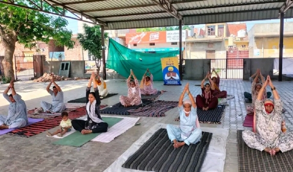 ਸੀ. ਐੱਮ ਦੀ ਯੋਗਸ਼ਾਲਾ ਵਿੱਚ ਯੋਗਾ ਕਰਦੀਆਂ ਔਰਤਾਂ