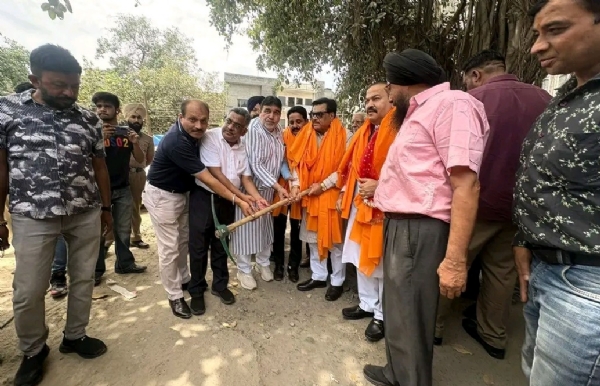 ਵਿਕਾਸ ਪ੍ਰੋਜੈਕਟਾਂ ਦਾ ਉਦਘਾਟਨ ਕਰਦੇ ਵਿਧਾਇਕ, ਸੀਨੀਅਰ ਡਿਪਟੀ ਮੇਅਰ ਅਤੇ ਡਿਪਟੀ ਮੇਅਰ