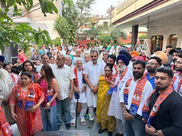 ਜ਼ੀਰਕਪੁਰ ਵਿੱਚ ਚੋਣ ਮੁਹਿੰਮ ਸ਼ੁਰੂ ਕਰਨ ਸਮੇਂ ਐਨ ਕੇ ਸ਼ਰਮਾ ਦੇ ਨਾਲ ਸ਼੍ਰੋਮਣੀ ਅਕਾਲੀ ਦਲ ਦੇ ਆਗੂ ਅਤੇ ਵਰਕਰ