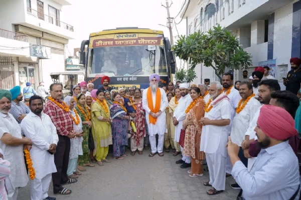 ਬੱਸ ਰਵਾਨਾ ਕਰਦੇ ਹੋਏ ਸਪੀਕਰ ਸੰਧਵਾਂ।