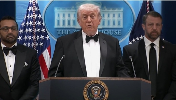 ਅਮਰੀਕੀ ਰਾਸ਼ਟਰਪਤੀ ਡੋਨਾਲਡ ਟਰੰਪ ਵ੍ਹਾਈਟ ਹਾਊਸ ਦੇ ਬ੍ਰੀਫਿੰਗ ਰੂਮ ਤੋਂ ਪ੍ਰੈਸ ਕਾਨਫਰੰਸ ਨੂੰ ਸੰਬੋਧਨ ਕਰਦੇ ਹੋਏ।