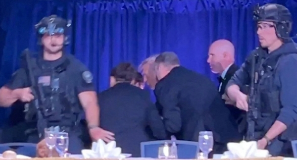 ਵਾਸ਼ਿੰਗਟਨ ਵਿੱਚ ਵ੍ਹਾਈਟ ਹਾਊਸ ਪੱਤਰਕਾਰਾਂ ਦੇ ਡਿਨਰ ਦੌਰਾਨ ਰਾਸ਼ਟਰਪਤੀ ਡੋਨਾਲਡ ਟਰੰਪ ਨੂੰ ਸੁਰੱਖਿਅਤ ਬਾਹਰ ਲੈ ਜਾਂਦੇ ਹੋਏ ਸੀਕ੍ਰੇਟ ਸਰਵਿਸ ਏਜੰਟ। ਫੋਟੋ: ਇੰਟਰਨੈੱਟ ਮੀਡੀਆ