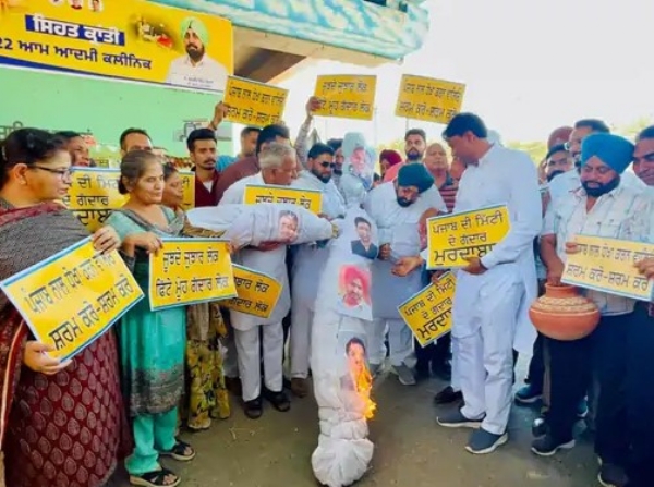 ਡੇਰਾਬੱਸੀ ਬੱਸ ਅੱਡੇ ਵਿਖੇ ਰਾਘਵ ਚੱਢਾ ਦਾ ਪੁਤਲਾ ਫੂਕਦੇ ਹੋਏ ਵਿਧਾਇਕ ਕੁਲਜੀਤ ਸਿੰਘ ਰੰਧਾਵਾ ਤੇ ਹੋਰ।