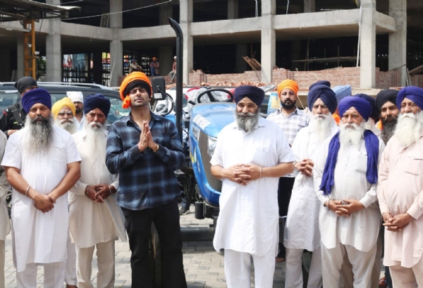 ਪੰਜਾਬੀ ਗਾਇਕ ਮਨਕੀਰਤ ਔਲਖ ਤੇ ਨਾਲ ਗੁਰਦੁਆਰਾ ਕਮੇਟੀ ਮੈਂਬਰ।