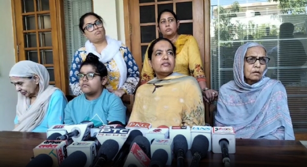 ਡੀਐਮ ਗਗਨਦੀਪ ਸਿੰਘ ਰੰਧਾਵਾ ਦਾ ਪਰਿਵਾਰ ਜਾਣਕਾਰੀ ਦਿੰਦਾ ਹੋਇਆ।