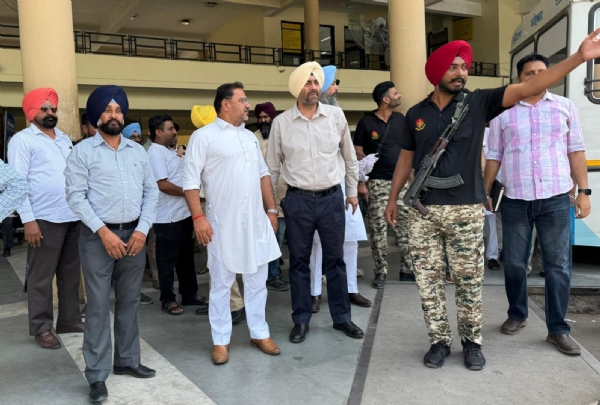 ਚੈਕਿੰਗ ਦੌਰਾਨ ਹਰਪਾਲ ਜੁਨੇਜਾ ਅਤੇ ਹੋਰ ਅਧਿਕਾਰੀ
