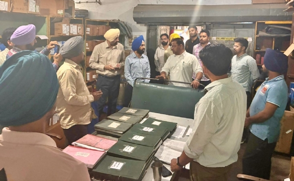 ਮੀਟਿੰਗ ਦੌਰਾਨ ਹਰਪਾਲ ਜੁਨੇਜਾ ਅਤੇ ਹੋਰ ਅਧਿਕਾਰੀ।