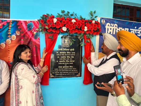 ਘੋਲੂਮਾਜਰਾ ਸਕੂਲ ਵਿੱਚ ਸਮਾਰਟ ਕਲਾਸਰੂਮ ਦਾ ਉਦਘਾਟਨ ਕਰਦੇ ਹੋਏ ਮੇਜਰ ਗੁਰਚਰਨ ਸਿੰਘ।