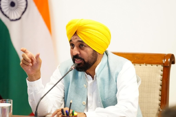 ਮੀਟਿੰਗ ਕਰਦੇ ਹੋਏ ਮੁੱਖ ਮੰਤਰੀ ਭਗਵੰਤ ਸਿੰਘ ਮਾਨ।