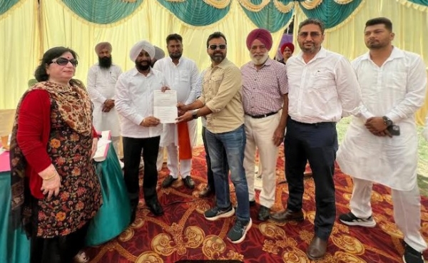 ਇਲਾਕਾ ਨਿਵਾਸੀਆਂ ਦੀਆਂ ਸਮੱਸਿਆਵਾਂ ਸੁਣਦੇ ਹੋਏ ਵਿਧਾਇਕ ਕੁਲਵੰਤ ਸਿੰਘ।