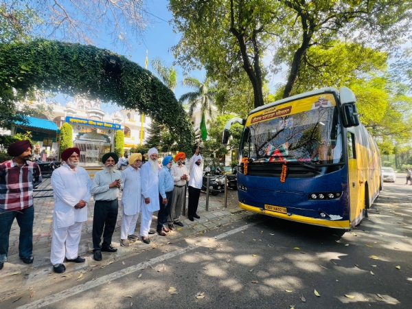 ਬੱਸ ਰਵਾਨਾ ਕਰਦੇ ਹੋਏ ਵਿਧਾਇਕ ਕੁਲਵੰਤ ਸਿੰਘ।