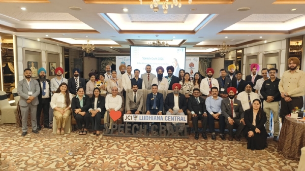 ਪ੍ਰੋਗਰਾਮ ਦੌਰਾਨ ਸਾਂਝੀ ਕਰਵਾਉਂਦੇ ਹੋਏ।