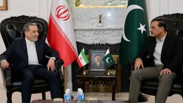 ਈਰਾਨ ਦੇ ਵਿਦੇਸ਼ ਮੰਤਰੀ ਅੱਬਾਸ ਅਰਾਘਚੀ ਅਤੇ ਅਸੀਮ ਮੁਨੀਰ ਇਸਲਾਮਾਬਾਦ ਵਿੱਚ। ਫੋਟੋ: ਦੁਨੀਆ ਨਿਊਜ਼