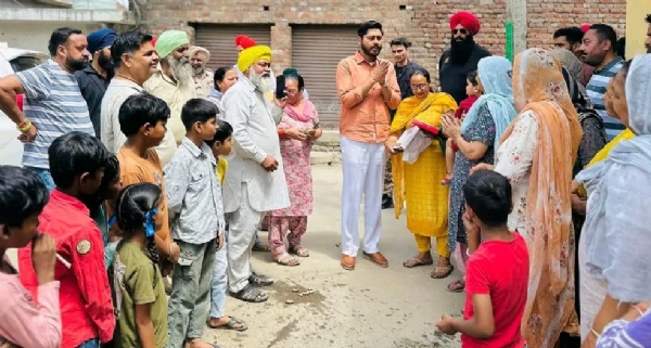 ਲੋਕਾਂ ਨਾਲ ਗੱਲਬਾਤ ਕਰਦੇ ਵਿਧਾਇਕ ਸ਼ੈਰੀ ਕਲਸੀ