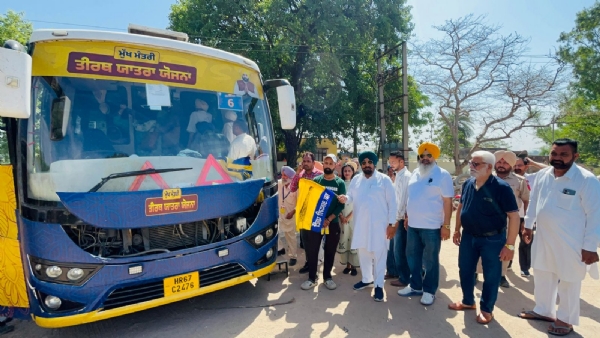 ਬੱਸ ਰਵਾਨਾ ਕਰਦੇ ਹੋਏ ਵਿਧਾਇਕ ਰੰਧਾਵਾ।