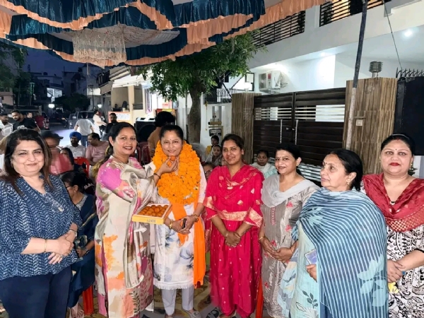 ਸਮਾਗਮ ਦੌਰਾਨ ਸ਼੍ਰੋਮਣੀ ਅਕਾਲੀ ਦਲ ਦੀ ਮਹਿਲਾ ਨੇਤਰੀ ਨੀਤੀ ਤਲਵਾੜ ਅਤੇ ਹੋਰ।