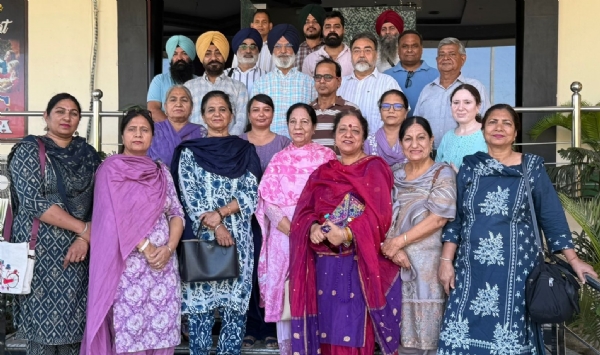 ਪ੍ਰੀਤ ਨਗਰ ਯਾਤਰਾ ’ਚ ਸ਼ਾਮਲ ਸਾਹਿਤਕਾਰ ਤੇ ਸਾਹਿਤ ਰਸੀਏ ਡਾਇਰੈਕਟਰ ਭਾਸ਼ਾਵਾਂ ਜਸਵੰਤ ਸਿੰਘ ਜ਼ਫ਼ਰ ਨਾਲ।