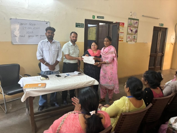 ਆਸ਼ਾ ਵਰਕਰ ਦਾ ਸਨਮਾਨ ਕਰਦੇ ਹੋਏ ਮੈਡੀਕਲ ਅਫਸਰ।