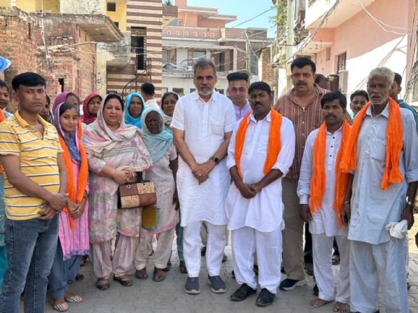 ਆਪ ਦੇ ਸੰਜੀਵ ਕੁਮਾਰ ਅਤੇ ਉਨ੍ਹਾਂ ਦੇ ਸਮਰਥਕਾਂ ਨੂੰ ਅਕਾਲੀ ਦਲ ਵਿੱਚ ਸ਼ਾਮਲ ਕਰਦੇ ਹੋਏ ਐਨ.ਕੇ. ਸ਼ਰਮਾ।