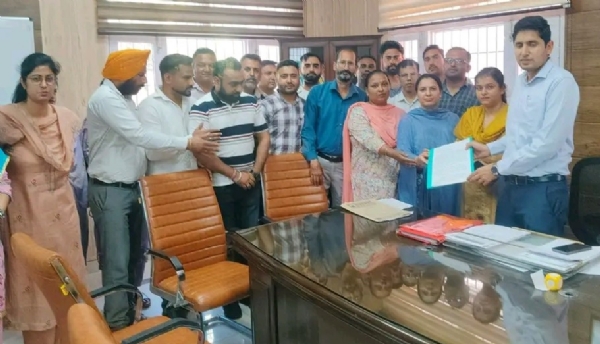 ਮੰਗ ਪੱਤਰ ਸੌਂਪਦੇ ਹੋਏ ਮਨਰੇਗਾ ਮੁਲਾਜ਼ਮ ਆਗੂ ।