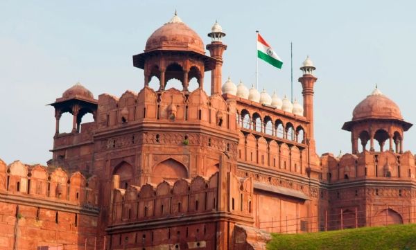 ਦਿੱਲੀ ਦਾ ਲਾਲ ਕਿਲਾ, ਮਸ਼ਹੂਰ ਚਾਂਦਨੀ ਚੌਕ ਦੇ ਬਿਲਕੁਲ ਸਾਹਮਣੇ ਸਥਿਤ। ਫੋਟੋ: ਇੰਟਰਨੈੱਟ ਮੀਡੀਆ