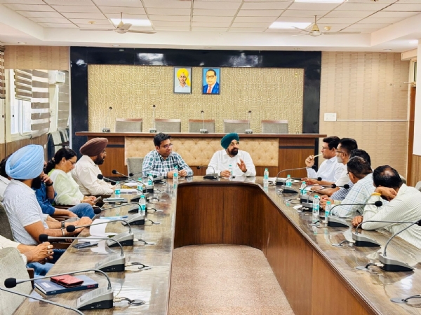 ਮੀਟਿੰਗ ਕਰਦੇ ਹੋਏ ਵਿਧਾਇਕ ਕੁਲਜੀਤ ਸਿੰਘ ਰੰਧਾਵਾ।