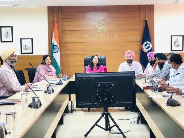 ਪੰਜਾਬ ਰਾਜ ਵਪਾਰੀ ਕਮਿਸ਼ਨ ਦੀਆਂ ਮੀਟਿੰਗ ਦੌਰਾਨ ਡੀ.ਸੀ. ਮੋਹਾਲੀ ਕੋਮਲ ਮਿੱਤਲ।