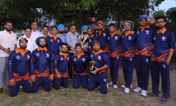 ਬੀਬੀਐਮਬੀ ਵੱਲੋਂ ਆਯੋਜਿਤ ਕ੍ਰਿਕੇਟ ਤੇ ਐਥਲੈਟਿਕਸ ਟੂਰਨਾਮੈਂਟ ਦੇ ਜੇਤੂਆਂ ਨੂੰ ਸਨਮਾਨਤ ਕਰਦੇ ਪ੍ਰਬੰਧਕ।