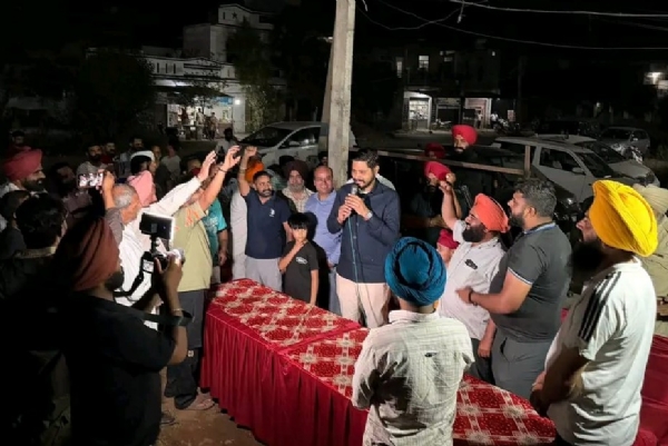 ਵਿਧਾਇਕ ਸ਼ੈਰੀ ਕਲਸੀ ਵਲੋਂ ਵਾਰਡ ਨੰਬਰ 44 ਵਿਖੇ ਲੋਕਾਂ ਦੀ ਮੰਗ ਪੂਰੀ ਕਰਦਿਆਂ ਗਲੀ ਦੇ ਨਿਰਮਾਣ ਦਾ ਕਾਰਜ ਸ਼ੁਰੂ ਕਰਵਾਇਆ ਗਿਆ।