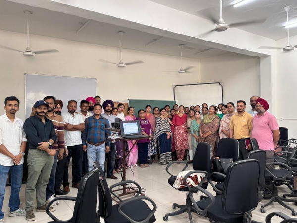 ਟ੍ਰੇਨਿੰਗ ਵਰਕਸ਼ਾਪ ਦੌਰਾਨ  ਗਿਣਤੀਕਾਰ ਅਤੇ ਸੁਪਰਵਾਈਜ਼ਰ।