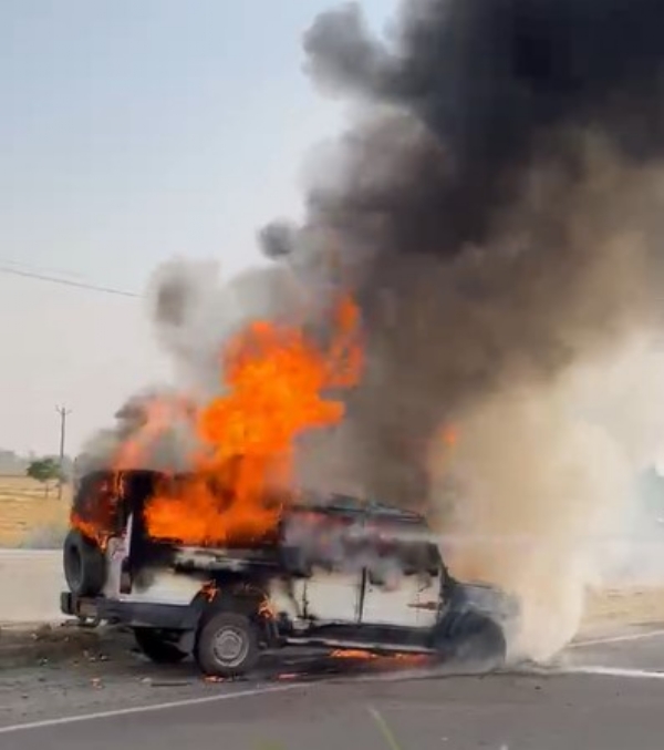 ਹਾਈਵੇਅ ’ਤੇ ਕਾਰ ਨੂੰ ਲੱਗੀ ਅੱਗ।