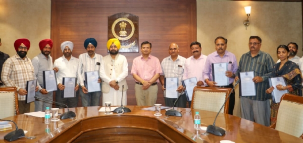 ਤਰੱਕੀ ਪੱਤਰ ਸੌਂਪਦੇ ਹੋਏ ਮਾਲ ਮੰਤਰੀ ਹਰਦੀਪ ਸਿੰਘ ਮੁੰਡੀਆਂ।