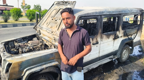 ਜਾਣਕਾਰੀ ਦਿੰਦਾ ਹੋਇਆ ਮਾਲਕ।