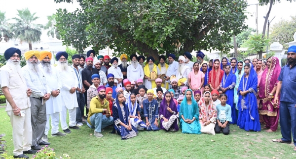 ਸੱਚਖੰਡ ਸ੍ਰੀ ਹਰਿਮੰਦਰ ਸਾਹਿਬ ਪੁੱਜੇ ਸਿਕਲੀਗਰ ਤੇ ਵਣਜਾਰੇ ਸਿੱਖ।