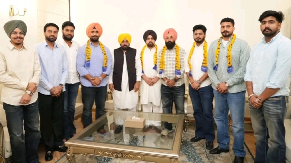 ਰੁਸਤਮ-ਏ-ਹਿੰਦ ਜੱਸਾ ਭੱਟੀ ਅਤੇ ਹੋਰਨਾਂ ਨੂੰ ਆਮ ਆਦਮੀ ਪਾਰਟੀ ਵਿੱਚ ਸ਼ਾਮਲ ਕਰਨ ਸਮੇਂ ਮੁੱਖ ਮੰਤਰੀ ਭਗਵੰਤ ਮਾਨ ।