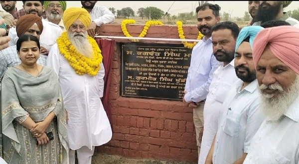 ਕੈਬਨਿਟ ਮੰਤਰੀ  ਖੁੱਡੀਆਂ ਨੀਂਹ ਪੱਥਰ ਰੱਖਦੇ ਹੋਏ।