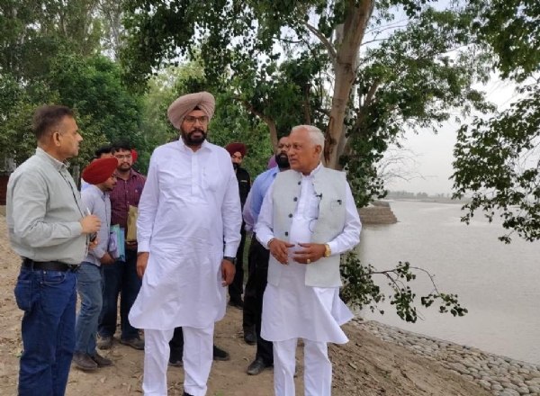 ਜਾਇਜਾ ਲੈਂਦੇ ਹੋਏ ਪੰਜਾਬ ਦੇ ਜਲ ਸਰੋਤ ਮੰਤਰੀ ਬਰਿੰਦਰ ਗੋਇਲ ਤੇ ਕੁਲਦੀਪ ਸਿੰਘ ਧਾਲੀਵਾਲ।