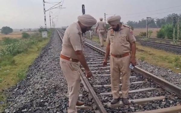 ਮੌਕੇ ’ਤੇ ਜਾਂਚ ਕਰਦੇ ਹੋਏ ਪੁਲਿਸ ਮੁਲਾਜ਼ਮ।