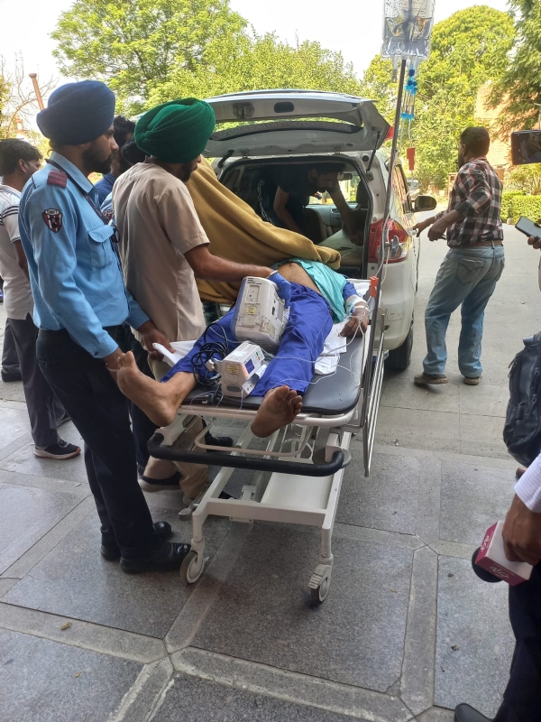 ਜਖਮੀ ਨੂੰ ਹਸਪਤਾਲ ਲੈਕੇ ਜਾਂਦੇ ਹੋਏ।