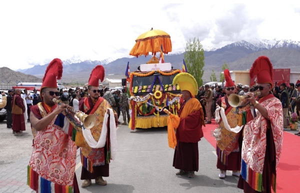 ਭਗਵਾਨ ਬੁੱਧ ਦੇ ਪਵਿੱਤਰ ਅਵਸ਼ੇਸ਼ਾਂ ਨੂੰ ਲੈ ਕੇ ਜਾਣ ਵਾਲਾ ਕਾਫ਼ਲਾ ਫੁੱਲਾਂ ਨਾਲ ਸਜੇ ਰਾਹ ਵਿੱਚੋਂ ਲੰਘਦਾ ਹੋਇਆ।