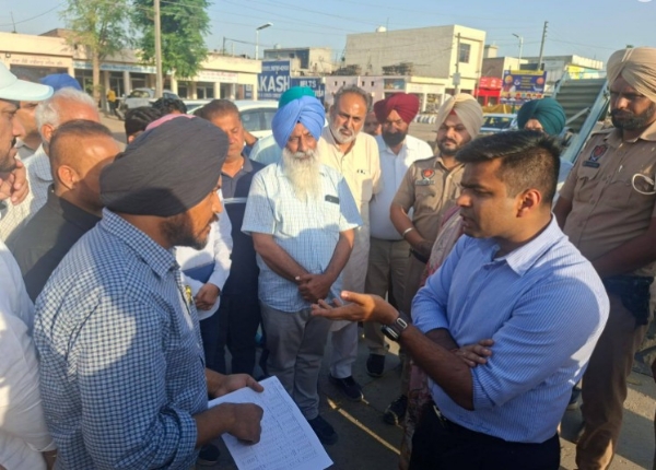 ਡਿਪਟੀ ਕਮਿਸ਼ਨਰ ਹਿਮਾਂਸ਼ੂ ਜੈਨ ਕਿਸਾਨਾਂ ਨਾਲ ਗੱਲਬਾਤ ਕਰਦੇ ਹੋਏ।