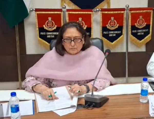 ਸਮੱਸਿਆਵਾਂ ਸੁਣਦੇ ਹੋਏ ਚੇਅਰਪਰਸਨ ਰਾਜ ਲਾਲੀ ਗਿੱਲ।