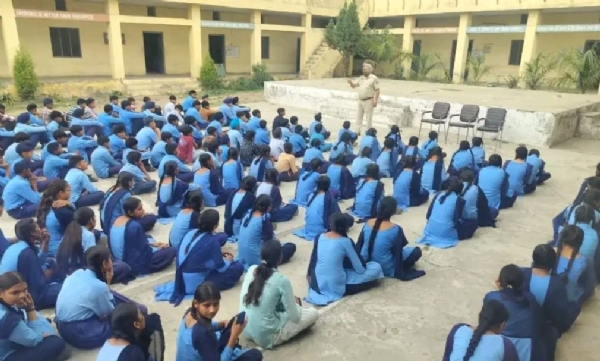 ਵਿਦਿਆਰਥੀਆਂ ਨੂੰ ਟਰੈਫਿਕ ਨਿਯਮਾਂ ਬਾਰੇ ਜਾਗਰੂਕ ਕਰਦੇ ਮੁਲਾਜ਼ਮ