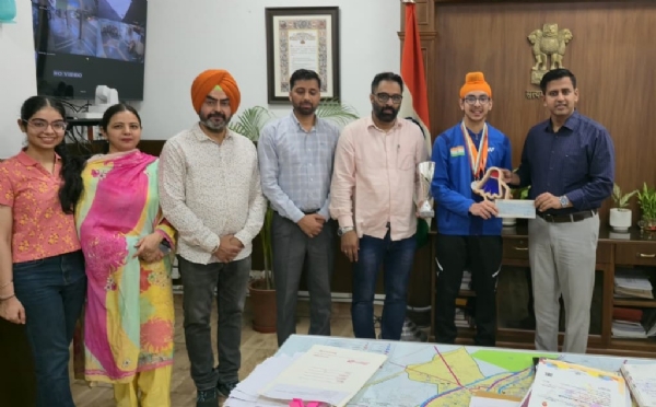 ਜਗਸ਼ੇਰ ਸਿੰਘ ਖੰਗੂੜਾ ਨੂੰ ਸਨਮਾਨਤ ਕਰਦੇ ਡਿਪਟੀ ਕਮਿਸ਼ਨਰ ਹਿਮਾਂਸ਼ੂ ਅਗਰਵਾਲ